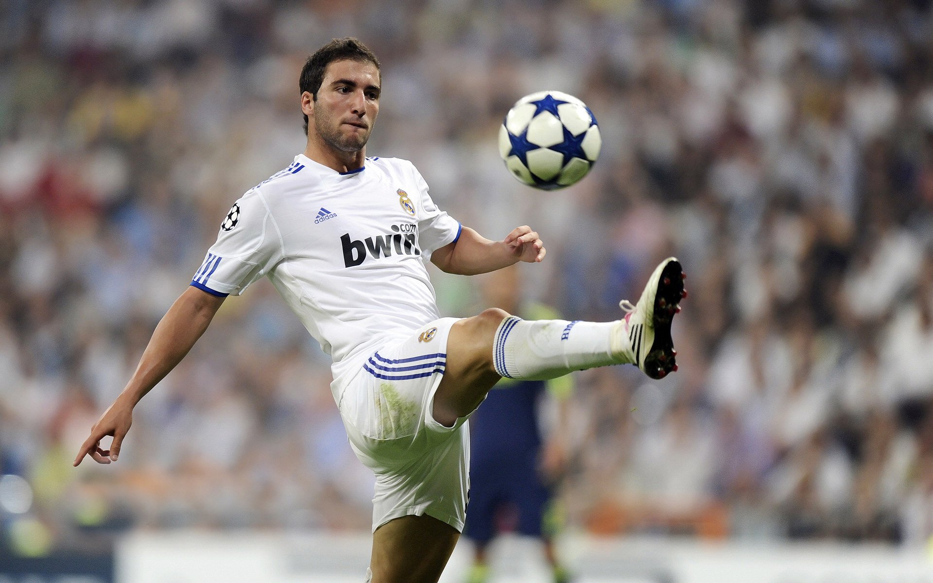 开云体育-大比分获胜引发热议！，姆巴佩在法国队比赛中险胜比赛高潮迭起